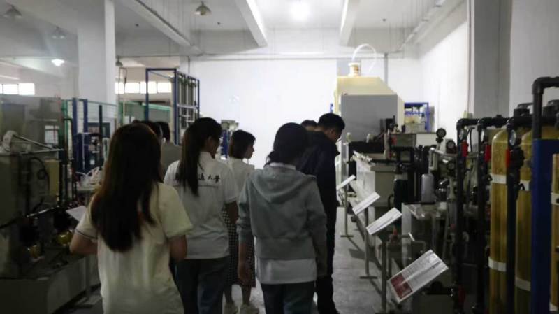 华东交通大学一行参访尊龙凯时工业废水处理中试平台，校企携手智启创新新征程 (2)